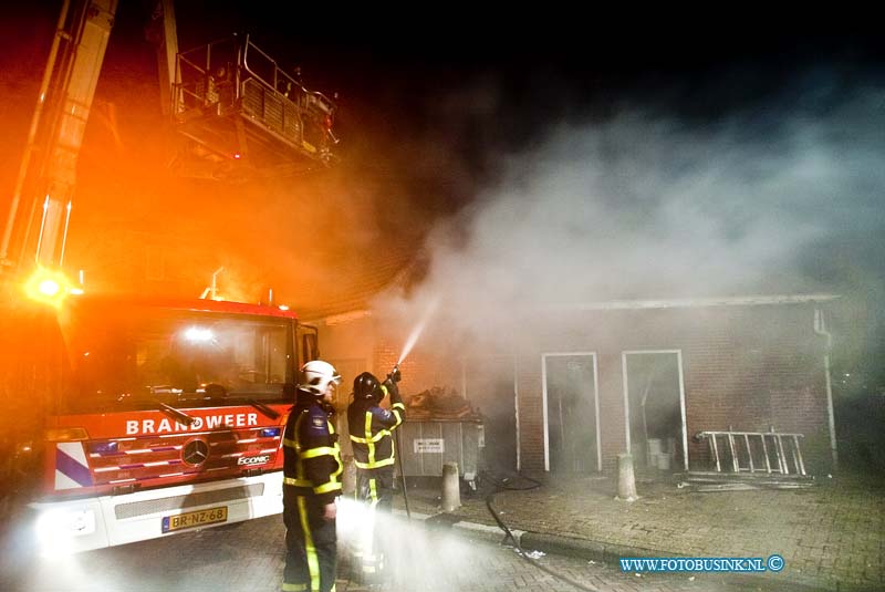 10121104.jpg - FOTOOPDRACHT:Dordrecht:11-12-2010:Brand in garages aan de Billitonstraat / Snipstraat na bij het vogelpleinDeze digitale foto blijft eigendom van FOTOPERSBURO BUSINK. Wij hanteren de voorwaarden van het N.V.F. en N.V.J. Gebruik van deze foto impliceert dat u bekend bent  en akkoord gaat met deze voorwaarden bij publicatie.EB/ETIENNE BUSINK