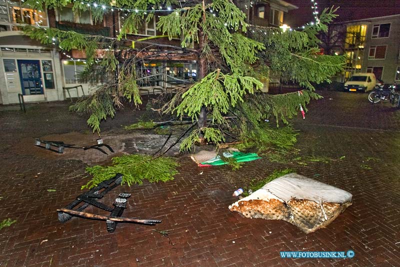 10121106.jpg - FOTOOPDRACHT:Dordrecht:11-12-2010:Kerstboom in brand op het vogelpleinDeze digitale foto blijft eigendom van FOTOPERSBURO BUSINK. Wij hanteren de voorwaarden van het N.V.F. en N.V.J. Gebruik van deze foto impliceert dat u bekend bent  en akkoord gaat met deze voorwaarden bij publicatie.EB/ETIENNE BUSINK