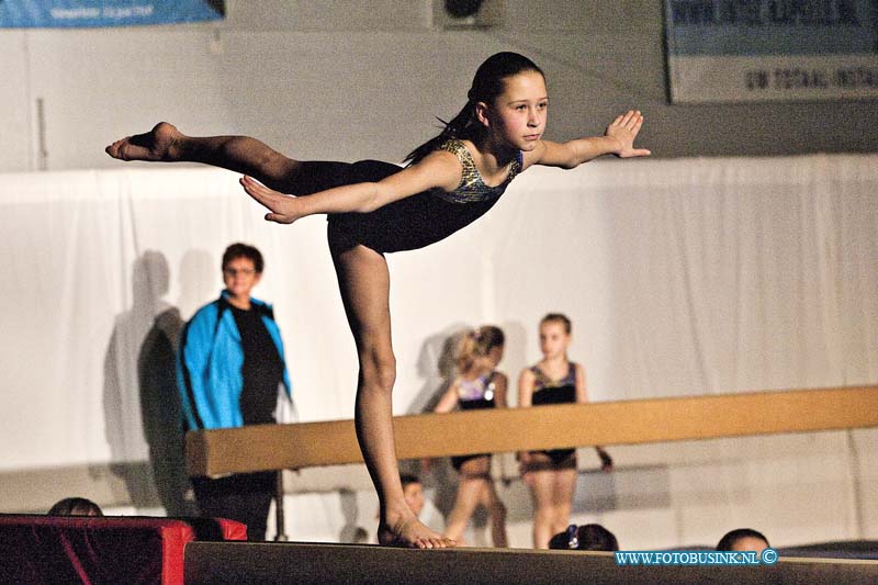 10121109.jpg - FOTOOPDRACHT:Kapelle:11-12-2010:Jubileum uitvoering 100 jarige Bestaan gymvereniging Olympia Kapelle (Zeeland)Sportcentrum groenewoud.Deze digitale foto blijft eigendom van FOTOPERSBURO BUSINK. Wij hanteren de voorwaarden van het N.V.F. en N.V.J. Gebruik van deze foto impliceert dat u bekend bent  en akkoord gaat met deze voorwaarden bij publicatie.EB/ETIENNE BUSINK