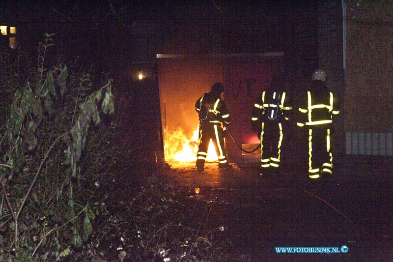 10121201.jpg - FOTOOPDRACHT:Dordrecht:12-12-2010:Brand in contianer aan de bankastraat 8 te Dordrecht, achter de leeg staande school.Deze digitale foto blijft eigendom van FOTOPERSBURO BUSINK. Wij hanteren de voorwaarden van het N.V.F. en N.V.J. Gebruik van deze foto impliceert dat u bekend bent  en akkoord gaat met deze voorwaarden bij publicatie.EB/ETIENNE BUSINK