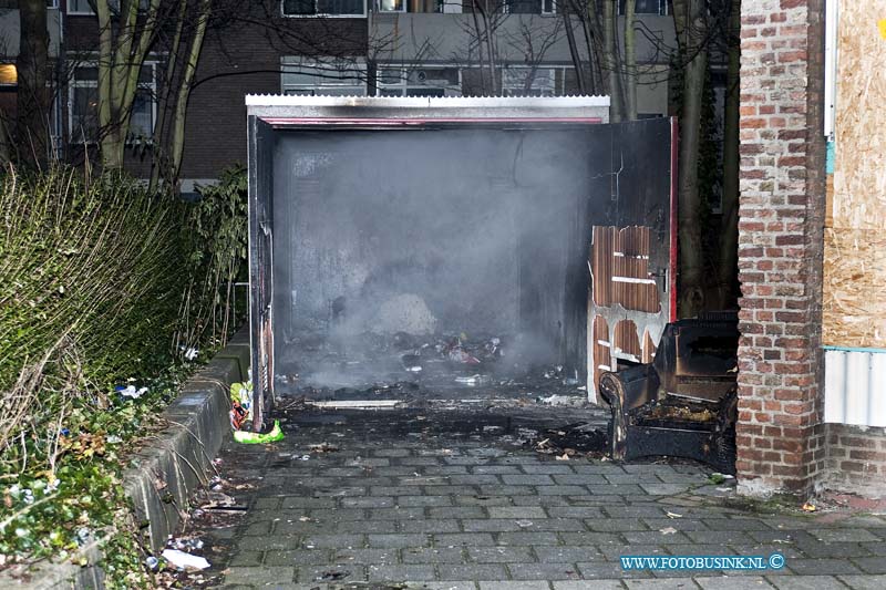 10121202.jpg - FOTOOPDRACHT:Dordrecht:12-12-2010:Brand in contianer aan de bankastraat 8 te Dordrecht, achter de leeg staande school.Deze digitale foto blijft eigendom van FOTOPERSBURO BUSINK. Wij hanteren de voorwaarden van het N.V.F. en N.V.J. Gebruik van deze foto impliceert dat u bekend bent  en akkoord gaat met deze voorwaarden bij publicatie.EB/ETIENNE BUSINK