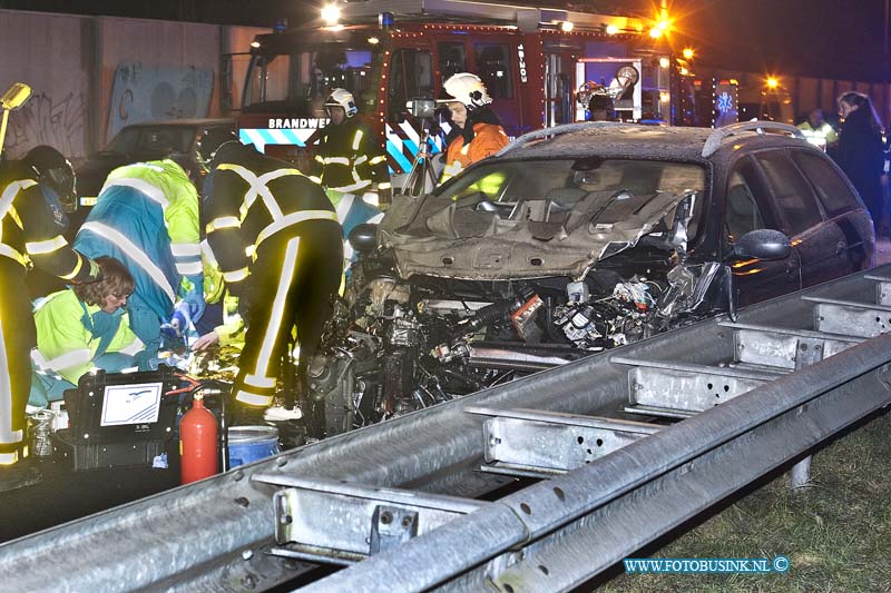 10121401.jpg - FOTOOPDRACHT:Dordrecht:14-12-2010:Een eenzijdig ongeval op de Rondweg N3 Dordrecht - Papendrecht ter hoogte van de oprit Sterrenburg waarbij een personenwagen een actiewagen van de weg werkzaamheden vol raakte, de bestuurder is zwaar gewond geraakt en door ambulance personeel en met hulp van een medische team naar een ziekenhuis in Rotterdam vervoerd. De rondweg was enkele uren volledig afgesloten voor het verkeer en de TVO stelt een onderzoek naar de toedracht van dit ernstige ongeval.Deze digitale foto blijft eigendom van FOTOPERSBURO BUSINK. Wij hanteren de voorwaarden van het N.V.F. en N.V.J. Gebruik van deze foto impliceert dat u bekend bent  en akkoord gaat met deze voorwaarden bij publicatie.EB/ETIENNE BUSINK