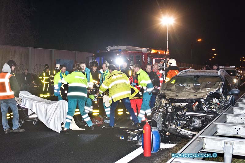 10121402.jpg - FOTOOPDRACHT:Dordrecht:14-12-2010:Een eenzijdig ongeval op de Rondweg N3 Dordrecht - Papendrecht ter hoogte van de oprit Sterrenburg waarbij een personenwagen een actiewagen van de weg werkzaamheden vol raakte, de bestuurder is zwaar gewond geraakt en door ambulance personeel en met hulp van een medische team naar een ziekenhuis in Rotterdam vervoerd. De rondweg was enkele uren volledig afgesloten voor het verkeer en de TVO stelt een onderzoek naar de toedracht van dit ernstige ongeval.Deze digitale foto blijft eigendom van FOTOPERSBURO BUSINK. Wij hanteren de voorwaarden van het N.V.F. en N.V.J. Gebruik van deze foto impliceert dat u bekend bent  en akkoord gaat met deze voorwaarden bij publicatie.EB/ETIENNE BUSINK