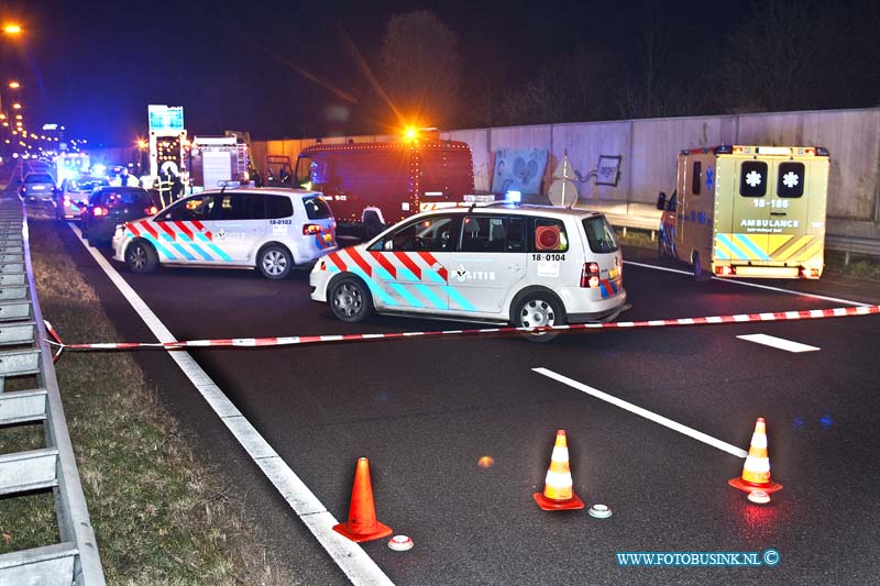 10121403.jpg - FOTOOPDRACHT:Dordrecht:14-12-2010:Een eenzijdig ongeval op de Rondweg N3 Dordrecht - Papendrecht ter hoogte van de oprit Sterrenburg waarbij een personenwagen een actiewagen van de weg werkzaamheden vol raakte, de bestuurder is zwaar gewond geraakt en door ambulance personeel en met hulp van een medische team naar een ziekenhuis in Rotterdam vervoerd. De rondweg was enkele uren volledig afgesloten voor het verkeer en de TVO stelt een onderzoek naar de toedracht van dit ernstige ongeval.Deze digitale foto blijft eigendom van FOTOPERSBURO BUSINK. Wij hanteren de voorwaarden van het N.V.F. en N.V.J. Gebruik van deze foto impliceert dat u bekend bent  en akkoord gaat met deze voorwaarden bij publicatie.EB/ETIENNE BUSINK