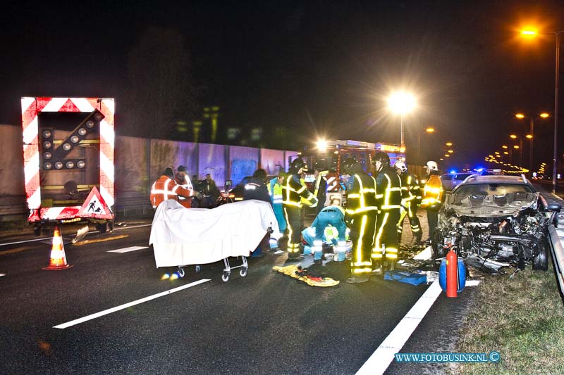 10121404.jpg - FOTOOPDRACHT:Dordrecht:14-12-2010:Een eenzijdig ongeval op de Rondweg N3 Dordrecht - Papendrecht ter hoogte van de oprit Sterrenburg waarbij een personenwagen een actiewagen van de weg werkzaamheden vol raakte, de bestuurder is zwaar gewond geraakt en door ambulance personeel en met hulp van een medische team naar een ziekenhuis in Rotterdam vervoerd. De rondweg was enkele uren volledig afgesloten voor het verkeer en de TVO stelt een onderzoek naar de toedracht van dit ernstige ongeval.Deze digitale foto blijft eigendom van FOTOPERSBURO BUSINK. Wij hanteren de voorwaarden van het N.V.F. en N.V.J. Gebruik van deze foto impliceert dat u bekend bent  en akkoord gaat met deze voorwaarden bij publicatie.EB/ETIENNE BUSINK