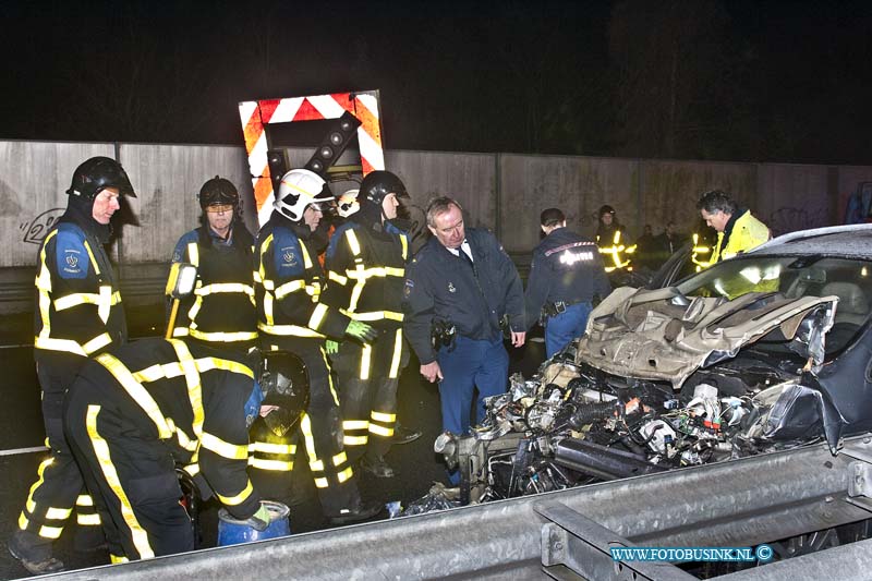 10121405.jpg - FOTOOPDRACHT:Dordrecht:14-12-2010:Een eenzijdig ongeval op de Rondweg N3 Dordrecht - Papendrecht ter hoogte van de oprit Sterrenburg waarbij een personenwagen een actiewagen van de weg werkzaamheden vol raakte, de bestuurder is zwaar gewond geraakt en door ambulance personeel en met hulp van een medische team naar een ziekenhuis in Rotterdam vervoerd. De rondweg was enkele uren volledig afgesloten voor het verkeer en de TVO stelt een onderzoek naar de toedracht van dit ernstige ongeval.Deze digitale foto blijft eigendom van FOTOPERSBURO BUSINK. Wij hanteren de voorwaarden van het N.V.F. en N.V.J. Gebruik van deze foto impliceert dat u bekend bent  en akkoord gaat met deze voorwaarden bij publicatie.EB/ETIENNE BUSINK