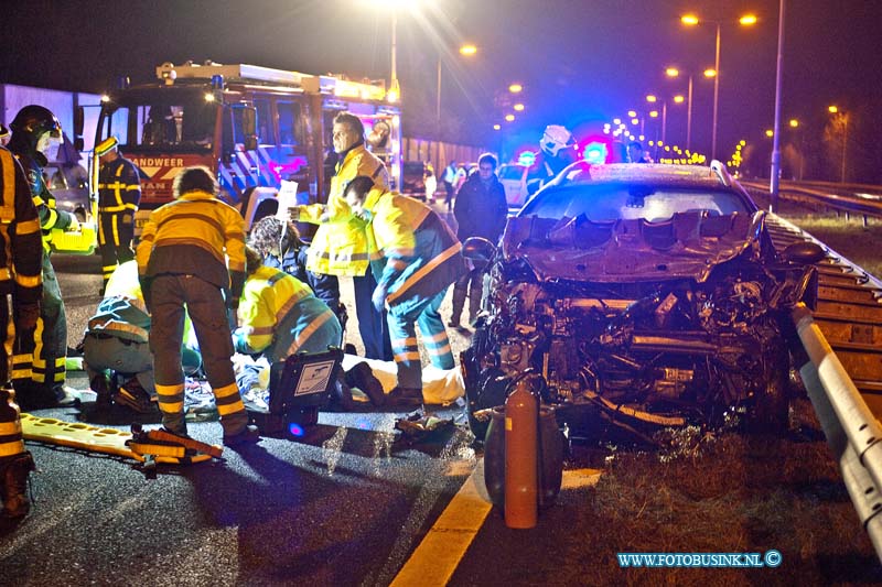 10121406.jpg - FOTOOPDRACHT:Dordrecht:14-12-2010:Een eenzijdig ongeval op de Rondweg N3 Dordrecht - Papendrecht ter hoogte van de oprit Sterrenburg waarbij een personenwagen een actiewagen van de weg werkzaamheden vol raakte, de bestuurder is zwaar gewond geraakt en door ambulance personeel en met hulp van een medische team naar een ziekenhuis in Rotterdam vervoerd. De rondweg was enkele uren volledig afgesloten voor het verkeer en de TVO stelt een onderzoek naar de toedracht van dit ernstige ongeval.Deze digitale foto blijft eigendom van FOTOPERSBURO BUSINK. Wij hanteren de voorwaarden van het N.V.F. en N.V.J. Gebruik van deze foto impliceert dat u bekend bent  en akkoord gaat met deze voorwaarden bij publicatie.EB/ETIENNE BUSINK