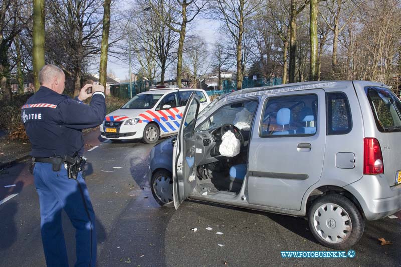 10121501.jpg - FOTOOPDRACHT:Dordrecht:15-12-2010:Dordrecht bij een eenzijdige aanrijding op de Jagerweg (wijk Sterrenburg) raakte een personenauto de stoeprand en vervolgen een boom. De auto sloeg over de kop en de bestuurder raakt hierbij gewond en werd naar een ziekenhuis gebracht. De weg was door het ongeval geruime tijd geblokkeerd. Een sleepwagen takelde het wrak dat totaal los was weg. De politie stelt een onderzoek hoe het ongeval kon gebeurenDeze digitale foto blijft eigendom van FOTOPERSBURO BUSINK. Wij hanteren de voorwaarden van het N.V.F. en N.V.J. Gebruik van deze foto impliceert dat u bekend bent  en akkoord gaat met deze voorwaarden bij publicatie.EB/ETIENNE BUSINK