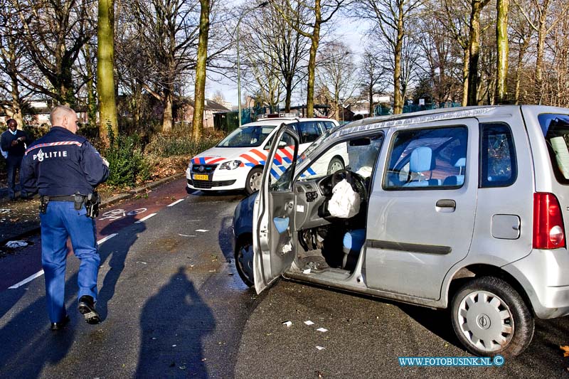 10121505.jpg - FOTOOPDRACHT:Dordrecht:15-12-2010:Dordrecht bij een eenzijdige aanrijding op de Jagerweg (wijk Sterrenburg) raakte een personenauto de stoeprand en vervolgen een boom. De auto sloeg over de kop en de bestuurder raakt hierbij gewond en werd naar een ziekenhuis gebracht. De weg was door het ongeval geruime tijd geblokkeerd. Een sleepwagen takelde het wrak dat totaal los was weg. De politie stelt een onderzoek hoe het ongeval kon gebeurenDeze digitale foto blijft eigendom van FOTOPERSBURO BUSINK. Wij hanteren de voorwaarden van het N.V.F. en N.V.J. Gebruik van deze foto impliceert dat u bekend bent  en akkoord gaat met deze voorwaarden bij publicatie.EB/ETIENNE BUSINK