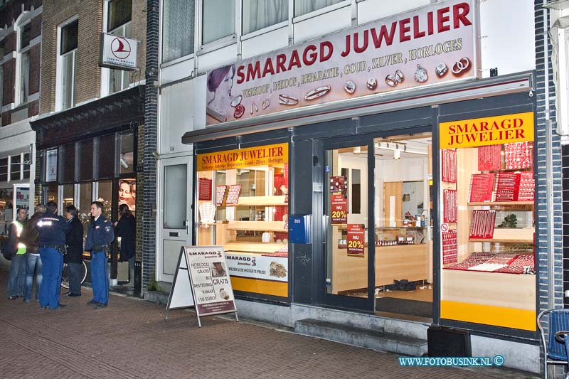 10121512.jpg - FOTOOPDRACHT:Dordrecht:15-12-2010:Bij een overval op de Smaragd Juwelier aan de Voorstraat te Dordrecht, is een persoon zwaargewond geraakt door dat hij is neergeschoten door de 3 overvallers die een flinke buit meenamen, en op een scooter met zijn 3 tegelijk vluchtte. De Ambulance dienst heeft de gewonde persoon met spoed in kritieke toestand naar het ziekenhuis vervoerd. De politie stelt een groot schallig onderzoek in naar de overvallers.Deze digitale foto blijft eigendom van FOTOPERSBURO BUSINK. Wij hanteren de voorwaarden van het N.V.F. en N.V.J. Gebruik van deze foto impliceert dat u bekend bent  en akkoord gaat met deze voorwaarden bij publicatie.EB/ETIENNE BUSINK