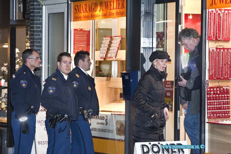 10121513.jpg - FOTOOPDRACHT:Dordrecht:15-12-2010:Bij een overval op de Smaragd Juwelier aan de Voorstraat te Dordrecht, is een persoon zwaargewond geraakt door dat hij is neergeschoten door de 3 overvallers die een flinke buit meenamen, en op een scooter met zijn 3 tegelijk vluchtte. De Ambulance dienst heeft de gewonde persoon met spoed in kritieke toestand naar het ziekenhuis vervoerd. De politie stelt een groot schallig onderzoek in naar de overvallers.Deze digitale foto blijft eigendom van FOTOPERSBURO BUSINK. Wij hanteren de voorwaarden van het N.V.F. en N.V.J. Gebruik van deze foto impliceert dat u bekend bent  en akkoord gaat met deze voorwaarden bij publicatie.EB/ETIENNE BUSINK