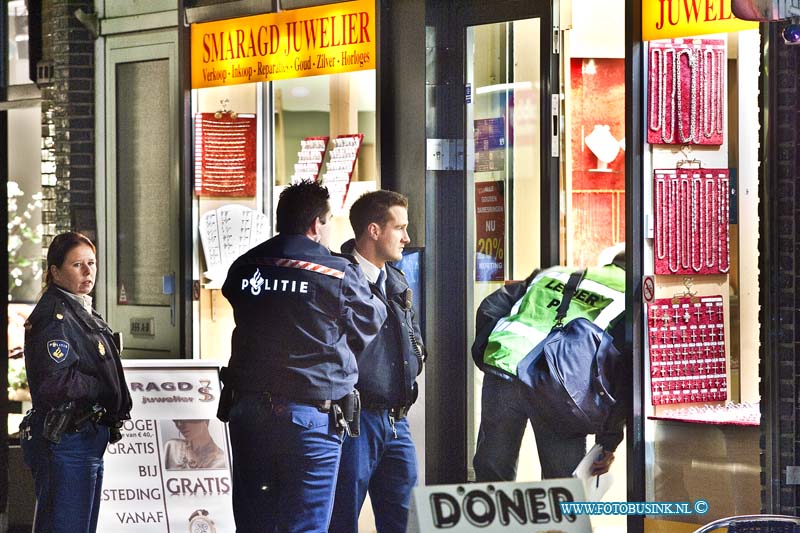 10121514.jpg - FOTOOPDRACHT:Dordrecht:15-12-2010:Bij een overval op de Smaragd Juwelier aan de Voorstraat te Dordrecht, is een persoon zwaargewond geraakt door dat hij is neergeschoten door de 3 overvallers die een flinke buit meenamen, en op een scooter met zijn 3 tegelijk vluchtte. De Ambulance dienst heeft de gewonde persoon met spoed in kritieke toestand naar het ziekenhuis vervoerd. De politie stelt een groot schallig onderzoek in naar de overvallers.Deze digitale foto blijft eigendom van FOTOPERSBURO BUSINK. Wij hanteren de voorwaarden van het N.V.F. en N.V.J. Gebruik van deze foto impliceert dat u bekend bent  en akkoord gaat met deze voorwaarden bij publicatie.EB/ETIENNE BUSINK