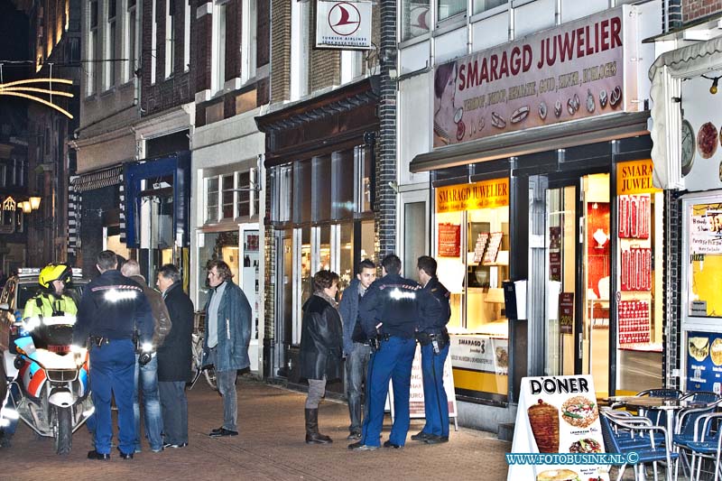 10121515.jpg - FOTOOPDRACHT:Dordrecht:15-12-2010:Bij een overval op de Smaragd Juwelier aan de Voorstraat te Dordrecht, is een persoon zwaargewond geraakt door dat hij is neergeschoten door de 3 overvallers die een flinke buit meenamen, en op een scooter met zijn 3 tegelijk vluchtte. De Ambulance dienst heeft de gewonde persoon met spoed in kritieke toestand naar het ziekenhuis vervoerd. De politie stelt een groot schallig onderzoek in naar de overvallers.Deze digitale foto blijft eigendom van FOTOPERSBURO BUSINK. Wij hanteren de voorwaarden van het N.V.F. en N.V.J. Gebruik van deze foto impliceert dat u bekend bent  en akkoord gaat met deze voorwaarden bij publicatie.EB/ETIENNE BUSINK