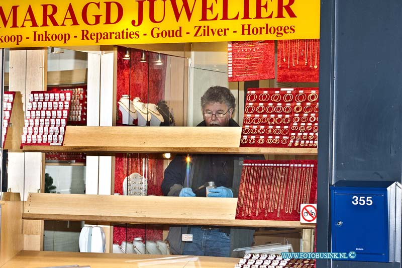 10121516.jpg - FOTOOPDRACHT:Dordrecht:15-12-2010:Bij een overval op de Smaragd Juwelier aan de Voorstraat te Dordrecht, is een persoon zwaargewond geraakt door dat hij is neergeschoten door de 3 overvallers die een flinke buit meenamen, en op een scooter met zijn 3 tegelijk vluchtte. De Ambulance dienst heeft de gewonde persoon met spoed in kritieke toestand naar het ziekenhuis vervoerd. De politie stelt een groot schallig onderzoek in naar de overvallers.Deze digitale foto blijft eigendom van FOTOPERSBURO BUSINK. Wij hanteren de voorwaarden van het N.V.F. en N.V.J. Gebruik van deze foto impliceert dat u bekend bent  en akkoord gaat met deze voorwaarden bij publicatie.EB/ETIENNE BUSINK