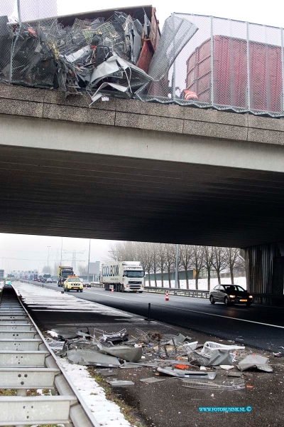 10122902.jpg - FOTOOPDRACHT::2010:Verkeers- infarct op Snelweg RW A15 Door een gekantelde vrachtwagen geladen met staal op het viadukt van de N3 t/h van Papendrecht. Kwam de inhoud ( losse staal) van de aanhangwagen op de rijbanen van de RW A15 terecht. Ook tijdens de takel werkzaamheden en het opruimen moesten alle rijbanen van de A15 naar Rotterdam t/m van de afslag Papendrecht/N3 afgesloten worden dit ging uren duren en er ontstonden kilometers lange files. Over de oorzaak is nog niets bekend de schade aan het viadukt viel mee.Deze digitale foto blijft eigendom van FOTOPERSBURO BUSINK. Wij hanteren de voorwaarden van het N.V.F. en N.V.J. Gebruik van deze foto impliceert dat u bekend bent  en akkoord gaat met deze voorwaarden bij publicatie.EB/ETIENNE BUSINK