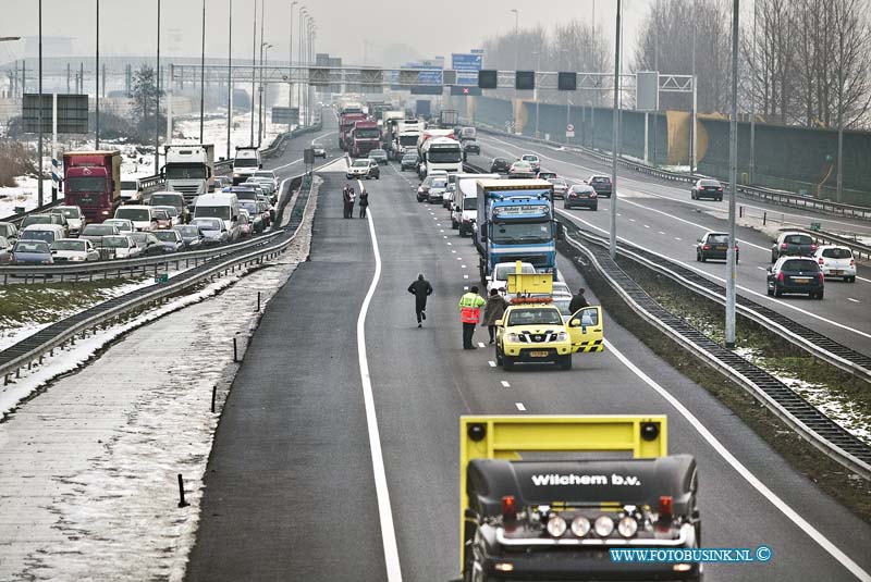 10122903.jpg - FOTOOPDRACHT::2010:Verkeers- infarct op Snelweg RW A15 Door een gekantelde vrachtwagen geladen met staal op het viadukt van de N3 t/h van Papendrecht. Kwam de inhoud ( losse staal) van de aanhangwagen op de rijbanen van de RW A15 terecht. Ook tijdens de takel werkzaamheden en het opruimen moesten alle rijbanen van de A15 naar Rotterdam t/m van de afslag Papendrecht/N3 afgesloten worden dit ging uren duren en er ontstonden kilometers lange files. Over de oorzaak is nog niets bekend de schade aan het viadukt viel mee.Deze digitale foto blijft eigendom van FOTOPERSBURO BUSINK. Wij hanteren de voorwaarden van het N.V.F. en N.V.J. Gebruik van deze foto impliceert dat u bekend bent  en akkoord gaat met deze voorwaarden bij publicatie.EB/ETIENNE BUSINK