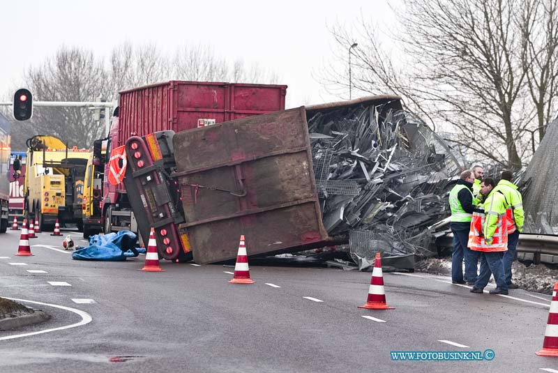 10122904.jpg - FOTOOPDRACHT::2010:Verkeers- infarct op Snelweg RW A15 Door een gekantelde vrachtwagen geladen met staal op het viadukt van de N3 t/h van Papendrecht. Kwam de inhoud ( losse staal) van de aanhangwagen op de rijbanen van de RW A15 terecht. Ook tijdens de takel werkzaamheden en het opruimen moesten alle rijbanen van de A15 naar Rotterdam t/m van de afslag Papendrecht/N3 afgesloten worden dit ging uren duren en er ontstonden kilometers lange files. Over de oorzaak is nog niets bekend de schade aan het viadukt viel mee.Deze digitale foto blijft eigendom van FOTOPERSBURO BUSINK. Wij hanteren de voorwaarden van het N.V.F. en N.V.J. Gebruik van deze foto impliceert dat u bekend bent  en akkoord gaat met deze voorwaarden bij publicatie.EB/ETIENNE BUSINK