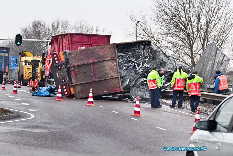 10122905.jpg - FOTOOPDRACHT::2010:Verkeers- infarct op Snelweg RW A15 Door een gekantelde vrachtwagen geladen met staal op het viadukt van de N3 t/h van Papendrecht. Kwam de inhoud ( losse staal) van de aanhangwagen op de rijbanen van de RW A15 terecht. Ook tijdens de takel werkzaamheden en het opruimen moesten alle rijbanen van de A15 naar Rotterdam t/m van de afslag Papendrecht/N3 afgesloten worden dit ging uren duren en er ontstonden kilometers lange files. Over de oorzaak is nog niets bekend de schade aan het viadukt viel mee.Deze digitale foto blijft eigendom van FOTOPERSBURO BUSINK. Wij hanteren de voorwaarden van het N.V.F. en N.V.J. Gebruik van deze foto impliceert dat u bekend bent  en akkoord gaat met deze voorwaarden bij publicatie.EB/ETIENNE BUSINK