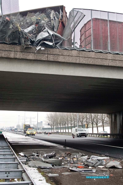 10122906.jpg - FOTOOPDRACHT::2010:Verkeers- infarct op Snelweg RW A15 Door een gekantelde vrachtwagen geladen met staal op het viadukt van de N3 t/h van Papendrecht. Kwam de inhoud ( losse staal) van de aanhangwagen op de rijbanen van de RW A15 terecht. Ook tijdens de takel werkzaamheden en het opruimen moesten alle rijbanen van de A15 naar Rotterdam t/m van de afslag Papendrecht/N3 afgesloten worden dit ging uren duren en er ontstonden kilometers lange files. Over de oorzaak is nog niets bekend de schade aan het viadukt viel mee.Deze digitale foto blijft eigendom van FOTOPERSBURO BUSINK. Wij hanteren de voorwaarden van het N.V.F. en N.V.J. Gebruik van deze foto impliceert dat u bekend bent  en akkoord gaat met deze voorwaarden bij publicatie.EB/ETIENNE BUSINK