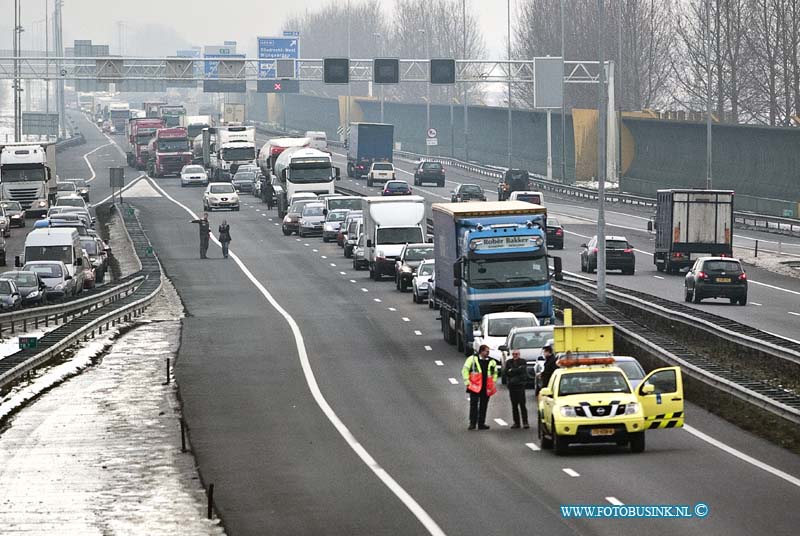 10122907.jpg - FOTOOPDRACHT::2010:Verkeers- infarct op Snelweg RW A15 Door een gekantelde vrachtwagen geladen met staal op het viadukt van de N3 t/h van Papendrecht. Kwam de inhoud ( losse staal) van de aanhangwagen op de rijbanen van de RW A15 terecht. Ook tijdens de takel werkzaamheden en het opruimen moesten alle rijbanen van de A15 naar Rotterdam t/m van de afslag Papendrecht/N3 afgesloten worden dit ging uren duren en er ontstonden kilometers lange files. Over de oorzaak is nog niets bekend de schade aan het viadukt viel mee.Deze digitale foto blijft eigendom van FOTOPERSBURO BUSINK. Wij hanteren de voorwaarden van het N.V.F. en N.V.J. Gebruik van deze foto impliceert dat u bekend bent  en akkoord gaat met deze voorwaarden bij publicatie.EB/ETIENNE BUSINK