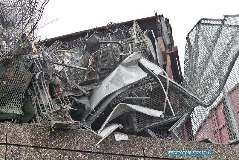 10122908.jpg - FOTOOPDRACHT::2010:Verkeers- infarct op Snelweg RW A15 Door een gekantelde vrachtwagen geladen met staal op het viadukt van de N3 t/h van Papendrecht. Kwam de inhoud ( losse staal) van de aanhangwagen op de rijbanen van de RW A15 terecht. Ook tijdens de takel werkzaamheden en het opruimen moesten alle rijbanen van de A15 naar Rotterdam t/m van de afslag Papendrecht/N3 afgesloten worden dit ging uren duren en er ontstonden kilometers lange files. Over de oorzaak is nog niets bekend de schade aan het viadukt viel mee.Deze digitale foto blijft eigendom van FOTOPERSBURO BUSINK. Wij hanteren de voorwaarden van het N.V.F. en N.V.J. Gebruik van deze foto impliceert dat u bekend bent  en akkoord gaat met deze voorwaarden bij publicatie.EB/ETIENNE BUSINK