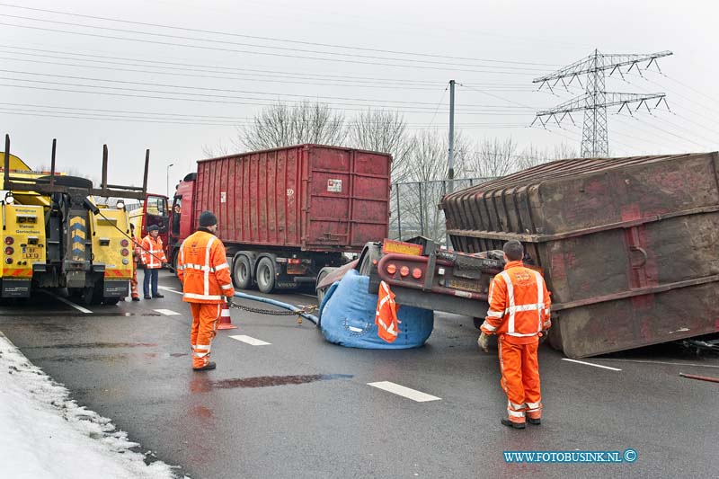 10122909.jpg - FOTOOPDRACHT::2010:Verkeers- infarct op Snelweg RW A15 Door een gekantelde vrachtwagen geladen met staal op het viadukt van de N3 t/h van Papendrecht. Kwam de inhoud ( losse staal) van de aanhangwagen op de rijbanen van de RW A15 terecht. Ook tijdens de takel werkzaamheden en het opruimen moesten alle rijbanen van de A15 naar Rotterdam t/m van de afslag Papendrecht/N3 afgesloten worden dit ging uren duren en er ontstonden kilometers lange files. Over de oorzaak is nog niets bekend de schade aan het viadukt viel mee.Deze digitale foto blijft eigendom van FOTOPERSBURO BUSINK. Wij hanteren de voorwaarden van het N.V.F. en N.V.J. Gebruik van deze foto impliceert dat u bekend bent  en akkoord gaat met deze voorwaarden bij publicatie.EB/ETIENNE BUSINK