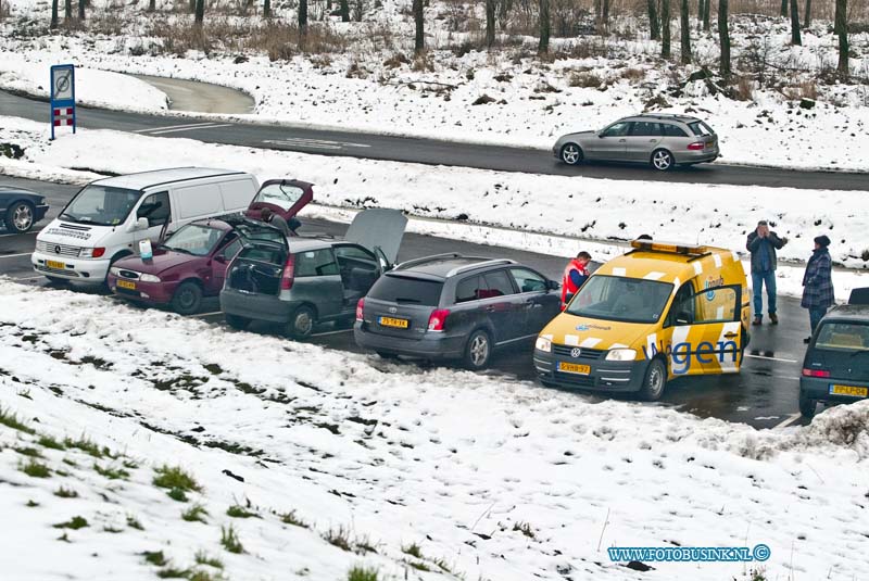 10122910.jpg - FOTOOPDRACHT:Ppaendrecht:29-12-2010:Drukke tijden voor de ANWB langs de parkeerplaatsen van de snelwegen. Met bosjes tegelijk tijdens een file vallen auto's stil en moeten nagekeken worden met dit koude slechte weer zo als bij Papendrecht RW a15.Deze digitale foto blijft eigendom van FOTOPERSBURO BUSINK. Wij hanteren de voorwaarden van het N.V.F. en N.V.J. Gebruik van deze foto impliceert dat u bekend bent  en akkoord gaat met deze voorwaarden bij publicatie.EB/ETIENNE BUSINK