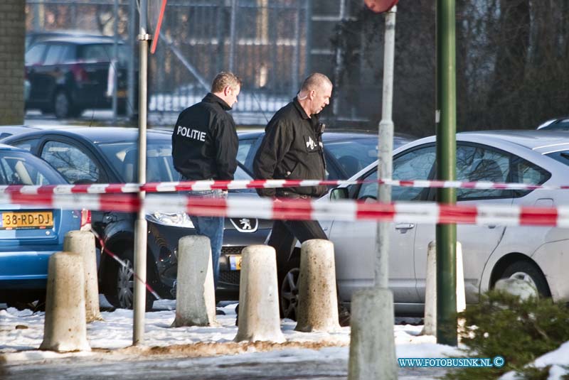 10123001.jpg - FOTOOPDRACHT:Dordrecht:30-12-2010:Foto: Het onderzoek naar de handgranaten op de parkeerplaats.Bij 2 verslaggevers van de Dordtenaar kwam aan het begin van de middag een sms'je binnen met de tekst dat er handgranaten op de parkeerplaats van Regiokantoor, Noordendijk 250 in Dordrecht. Waar onder de Milieudienst Zuid-Holland Zuid is gevestigd. Ook waren er bij stadtoezicht sms'je binnen gekomen met de zelfde melding. De Politie en Brandweer en GGD sloten de ruime omgeving af van het gebouw en het gebouw werd direct ook ontruimt. Een commando van de explosie dienst de politie is nu de parkeerplaatsen aan het onderzoeken.Deze digitale foto blijft eigendom van FOTOPERSBURO BUSINK. Wij hanteren de voorwaarden van het N.V.F. en N.V.J. Gebruik van deze foto impliceert dat u bekend bent  en akkoord gaat met deze voorwaarden bij publicatie.EB/ETIENNE BUSINK