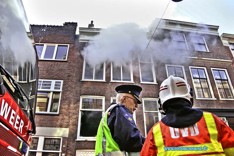 10123005.jpg - FOTOOPDRACHT:Dordrecht:30-12-2010:Veel schade bij woningbrandEen woningbrand op de Steegoversloot in Dordrecht heeft veel schade veroorzaakt. Na de brand bleek dat de schoorsteen scheef staat en niet meer stabiel is. Dat betekent dat de schoorsteen in het pand naar beneden kan vallen of buiten op straat terechtkomt. Totdat dit probleem opgelost is blijft de Steegoversloot voor een deel afgesloten. De melding van de brand kwam op donderdag 30 december 2010 rond 11.30 uur. De brandweer zette uiteindelijk drie blusvoertuigen uit Dordrecht en Papendrecht en een hoogwerker in. De brand begon op de eerste verdieping van de woning en sloeg door naar de tweede verdieping. De brandweer voorkwam dat het vuur oversloeg naar naastgelegen panden en de schade beperkt bleef tot het brandadres. Tijdens de brand was er niemand thuis en er raakte dus ook niemand gewond. De oorzaak van de brand is nog niet duidelijk. Het lijkt er wel op dat deze binnen begon.Deze digitale foto blijft eigendom van FOTOPERSBURO BUSINK. Wij hanteren de voorwaarden van het N.V.F. en N.V.J. Gebruik van deze foto impliceert dat u bekend bent  en akkoord gaat met deze voorwaarden bij publicatie.EB/ETIENNE BUSINK