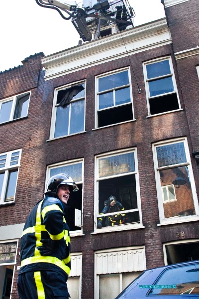 10123006.jpg - FOTOOPDRACHT:Dordrecht:30-12-2010:Veel schade bij woningbrandEen woningbrand op de Steegoversloot in Dordrecht heeft veel schade veroorzaakt. Na de brand bleek dat de schoorsteen scheef staat en niet meer stabiel is. Dat betekent dat de schoorsteen in het pand naar beneden kan vallen of buiten op straat terechtkomt. Totdat dit probleem opgelost is blijft de Steegoversloot voor een deel afgesloten. De melding van de brand kwam op donderdag 30 december 2010 rond 11.30 uur. De brandweer zette uiteindelijk drie blusvoertuigen uit Dordrecht en Papendrecht en een hoogwerker in. De brand begon op de eerste verdieping van de woning en sloeg door naar de tweede verdieping. De brandweer voorkwam dat het vuur oversloeg naar naastgelegen panden en de schade beperkt bleef tot het brandadres. Tijdens de brand was er niemand thuis en er raakte dus ook niemand gewond. De oorzaak van de brand is nog niet duidelijk. Het lijkt er wel op dat deze binnen begon.Deze digitale foto blijft eigendom van FOTOPERSBURO BUSINK. Wij hanteren de voorwaarden van het N.V.F. en N.V.J. Gebruik van deze foto impliceert dat u bekend bent  en akkoord gaat met deze voorwaarden bij publicatie.EB/ETIENNE BUSINK