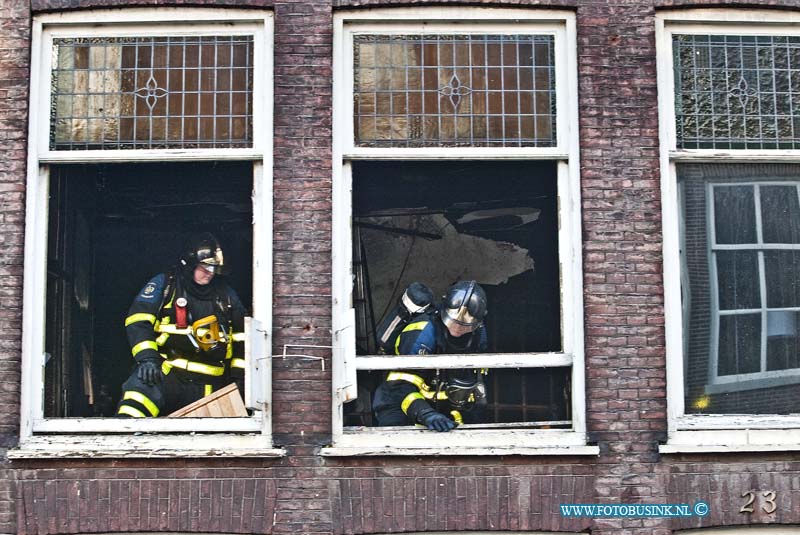 10123007.jpg - FOTOOPDRACHT:Dordrecht:30-12-2010:Veel schade bij woningbrandEen woningbrand op de Steegoversloot in Dordrecht heeft veel schade veroorzaakt. Na de brand bleek dat de schoorsteen scheef staat en niet meer stabiel is. Dat betekent dat de schoorsteen in het pand naar beneden kan vallen of buiten op straat terechtkomt. Totdat dit probleem opgelost is blijft de Steegoversloot voor een deel afgesloten. De melding van de brand kwam op donderdag 30 december 2010 rond 11.30 uur. De brandweer zette uiteindelijk drie blusvoertuigen uit Dordrecht en Papendrecht en een hoogwerker in. De brand begon op de eerste verdieping van de woning en sloeg door naar de tweede verdieping. De brandweer voorkwam dat het vuur oversloeg naar naastgelegen panden en de schade beperkt bleef tot het brandadres. Tijdens de brand was er niemand thuis en er raakte dus ook niemand gewond. De oorzaak van de brand is nog niet duidelijk. Het lijkt er wel op dat deze binnen begon.Deze digitale foto blijft eigendom van FOTOPERSBURO BUSINK. Wij hanteren de voorwaarden van het N.V.F. en N.V.J. Gebruik van deze foto impliceert dat u bekend bent  en akkoord gaat met deze voorwaarden bij publicatie.EB/ETIENNE BUSINK