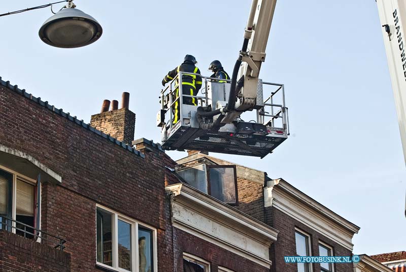 10123008.jpg - FOTOOPDRACHT:Dordrecht:30-12-2010:Veel schade bij woningbrandEen woningbrand op de Steegoversloot in Dordrecht heeft veel schade veroorzaakt. Na de brand bleek dat de schoorsteen scheef staat en niet meer stabiel is. Dat betekent dat de schoorsteen in het pand naar beneden kan vallen of buiten op straat terechtkomt. Totdat dit probleem opgelost is blijft de Steegoversloot voor een deel afgesloten. De melding van de brand kwam op donderdag 30 december 2010 rond 11.30 uur. De brandweer zette uiteindelijk drie blusvoertuigen uit Dordrecht en Papendrecht en een hoogwerker in. De brand begon op de eerste verdieping van de woning en sloeg door naar de tweede verdieping. De brandweer voorkwam dat het vuur oversloeg naar naastgelegen panden en de schade beperkt bleef tot het brandadres. Tijdens de brand was er niemand thuis en er raakte dus ook niemand gewond. De oorzaak van de brand is nog niet duidelijk. Het lijkt er wel op dat deze binnen begon.Deze digitale foto blijft eigendom van FOTOPERSBURO BUSINK. Wij hanteren de voorwaarden van het N.V.F. en N.V.J. Gebruik van deze foto impliceert dat u bekend bent  en akkoord gaat met deze voorwaarden bij publicatie.EB/ETIENNE BUSINK