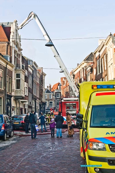 10123009.jpg - FOTOOPDRACHT:Dordrecht:30-12-2010:Veel schade bij woningbrandEen woningbrand op de Steegoversloot in Dordrecht heeft veel schade veroorzaakt. Na de brand bleek dat de schoorsteen scheef staat en niet meer stabiel is. Dat betekent dat de schoorsteen in het pand naar beneden kan vallen of buiten op straat terechtkomt. Totdat dit probleem opgelost is blijft de Steegoversloot voor een deel afgesloten. De melding van de brand kwam op donderdag 30 december 2010 rond 11.30 uur. De brandweer zette uiteindelijk drie blusvoertuigen uit Dordrecht en Papendrecht en een hoogwerker in. De brand begon op de eerste verdieping van de woning en sloeg door naar de tweede verdieping. De brandweer voorkwam dat het vuur oversloeg naar naastgelegen panden en de schade beperkt bleef tot het brandadres. Tijdens de brand was er niemand thuis en er raakte dus ook niemand gewond. De oorzaak van de brand is nog niet duidelijk. Het lijkt er wel op dat deze binnen begon.Deze digitale foto blijft eigendom van FOTOPERSBURO BUSINK. Wij hanteren de voorwaarden van het N.V.F. en N.V.J. Gebruik van deze foto impliceert dat u bekend bent  en akkoord gaat met deze voorwaarden bij publicatie.EB/ETIENNE BUSINK