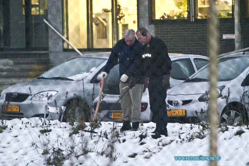 10123014.jpg - FOTOOPDRACHT:Dordrecht:30-12-2010:Dordrecht De EOD heeft 1 handgranaat aangetroffen op de parkeerplaats nabij deze auto's, en deze in veiligheid gesteld. Om 17.45 uur werd alles vrijgegeven en ging het gewone leven op straat weer zijn gang.Dordrecht Bij 2 verslaggevers van de Dordtenaar kwam aan het begin van de middag een sms'je binnen met de tekst dat er handgranaten op de parkeerplaats van Regiokantoor, Noordendijk 250 in Dordrecht. Waar onder de Milieudienst Zuid-Holland Zuid is gevestigd. Ook waren er bij stadtoezicht sms'je binnen gekomen met de zelfde melding. De Politie en Brandweer en GGD sloten de ruime omgeving af van het gebouw en het gebouw werd direct ook ontruimt. Deze digitale foto blijft eigendom van FOTOPERSBURO BUSINK. Wij hanteren de voorwaarden van het N.V.F. en N.V.J. Gebruik van deze foto impliceert dat u bekend bent  en akkoord gaat met deze voorwaarden bij publicatie.EB/ETIENNE BUSINK