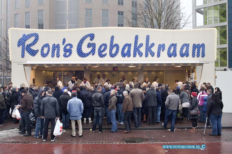 10123101.jpg - FOTOOPDRACHT:Dordrecht:31-12-2010:Bij Ron´s Gebakkraam aan de spuiboulevaart de 14e van de AD oliebollen test, en al enkel malen de NR 1,  is het al bijna 33 uur aan 1 stuk een ware cream om olie bollen te bemachtige. De gemiddelde wacht tijd liep op tot ongeveer 2 uur terwijl er duizende oliebolen per uur over de toonbank vlogen lukt het dit jaar de rij toch korter als vorige jaren te houden dankzij de nieuwe kraam de groooste van europa op olliebollen gebied.Deze digitale foto blijft eigendom van FOTOPERSBURO BUSINK. Wij hanteren de voorwaarden van het N.V.F. en N.V.J. Gebruik van deze foto impliceert dat u bekend bent  en akkoord gaat met deze voorwaarden bij publicatie.EB/ETIENNE BUSINK