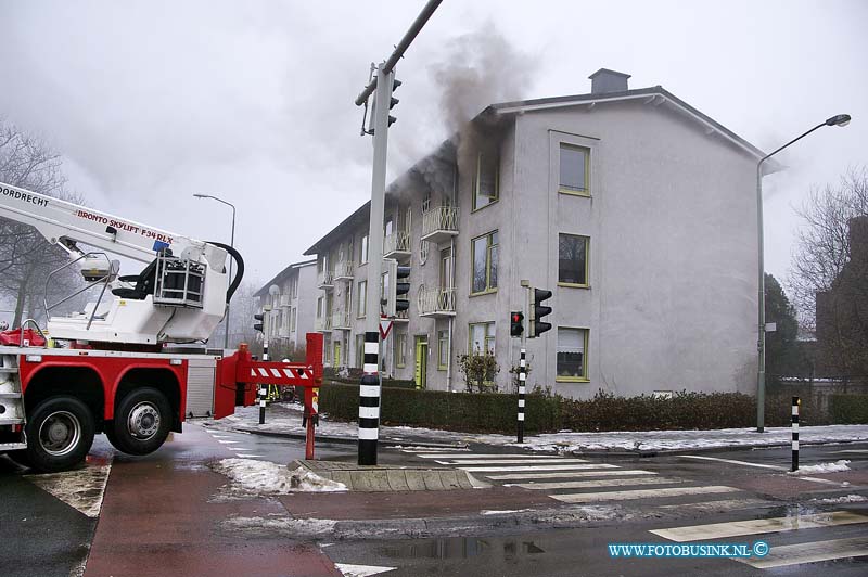 10123103.jpg - FOTOOPDRACHT:Dordrecht:31-12-2010:DORDRECHT - In een woning aan de Krispijnseweg in Dordrecht heeft vrijdagmiddag korte tijd een felle brand gewoed.De brand was op de bovenste verdieping van een portiekflat. Er waren op het moment van de brand geen mensen aanwezig. De brandweer heeft het vuur geblust en daarna geventileerd. De schade is groot aan de woning. Over de oorzaak in nog niets bekend.Deze digitale foto blijft eigendom van FOTOPERSBURO BUSINK. Wij hanteren de voorwaarden van het N.V.F. en N.V.J. Gebruik van deze foto impliceert dat u bekend bent  en akkoord gaat met deze voorwaarden bij publicatie.EB/ETIENNE BUSINK