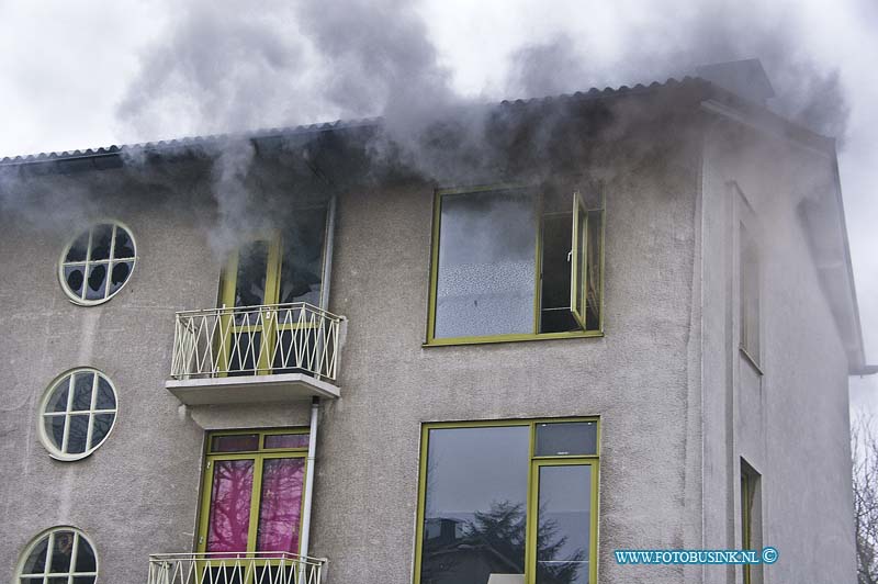 10123104.jpg - FOTOOPDRACHT:Dordrecht:31-12-2010:DORDRECHT - In een woning aan de Krispijnseweg in Dordrecht heeft vrijdagmiddag korte tijd een felle brand gewoed.De brand was op de bovenste verdieping van een portiekflat. Er waren op het moment van de brand geen mensen aanwezig. De brandweer heeft het vuur geblust en daarna geventileerd. De schade is groot aan de woning. Over de oorzaak in nog niets bekend.Deze digitale foto blijft eigendom van FOTOPERSBURO BUSINK. Wij hanteren de voorwaarden van het N.V.F. en N.V.J. Gebruik van deze foto impliceert dat u bekend bent  en akkoord gaat met deze voorwaarden bij publicatie.EB/ETIENNE BUSINK