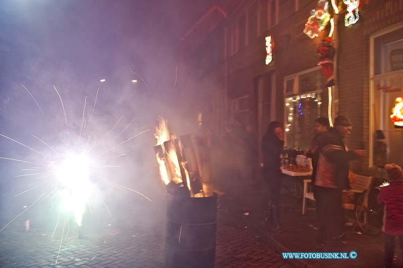 11010101.jpg - FOTOOPDRACHT:Dordrecht:01-01-2011:Oud en Nieuw nacht RozenestraatDeze digitale foto blijft eigendom van FOTOPERSBURO BUSINK. Wij hanteren de voorwaarden van het N.V.F. en N.V.J. Gebruik van deze foto impliceert dat u bekend bent  en akkoord gaat met deze voorwaarden bij publicatie.EB/ETIENNE BUSINK