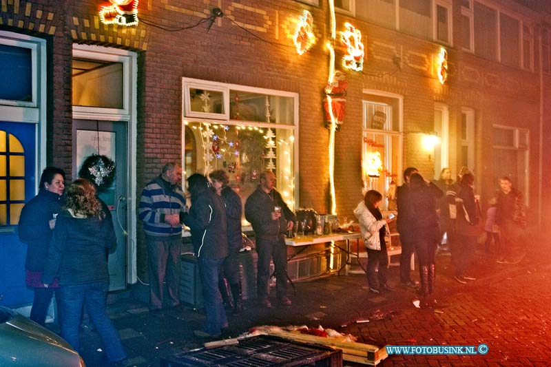 11010102.jpg - FOTOOPDRACHT:Dordrecht:01-01-2011:Oud en Nieuw nacht RozenestraatDeze digitale foto blijft eigendom van FOTOPERSBURO BUSINK. Wij hanteren de voorwaarden van het N.V.F. en N.V.J. Gebruik van deze foto impliceert dat u bekend bent  en akkoord gaat met deze voorwaarden bij publicatie.EB/ETIENNE BUSINK