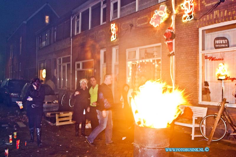 11010103.jpg - FOTOOPDRACHT:Dordrecht:01-01-2011:Oud en Nieuw nacht RozenestraatDeze digitale foto blijft eigendom van FOTOPERSBURO BUSINK. Wij hanteren de voorwaarden van het N.V.F. en N.V.J. Gebruik van deze foto impliceert dat u bekend bent  en akkoord gaat met deze voorwaarden bij publicatie.EB/ETIENNE BUSINK