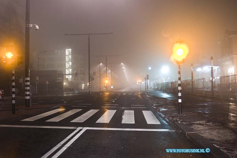 11010104.jpg - FOTOOPDRACHT:Dordrecht:01-01-2011:Oud en Nieuw nacht dikke mist over de Brugermeerster de RaadsingelDeze digitale foto blijft eigendom van FOTOPERSBURO BUSINK. Wij hanteren de voorwaarden van het N.V.F. en N.V.J. Gebruik van deze foto impliceert dat u bekend bent  en akkoord gaat met deze voorwaarden bij publicatie.EB/ETIENNE BUSINK