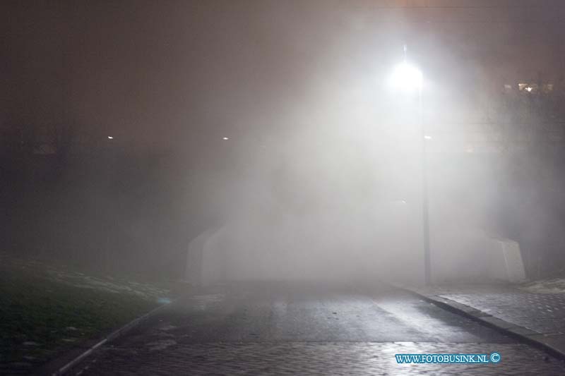 11010105.jpg - FOTOOPDRACHT:Dordrecht:01-01-2011:Oud en Nieuw nacht fietsers tunnel in dikke mist HalmaherenpleinDeze digitale foto blijft eigendom van FOTOPERSBURO BUSINK. Wij hanteren de voorwaarden van het N.V.F. en N.V.J. Gebruik van deze foto impliceert dat u bekend bent  en akkoord gaat met deze voorwaarden bij publicatie.EB/ETIENNE BUSINK