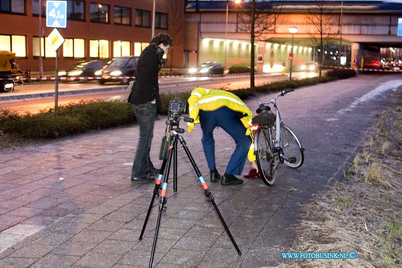 11010301.jpg - Fotoopdracht:Zwijndrecht:03-01-2011:Bij een ongeval op het fietspad van de Koninginnenweg te Zwijndrecht is een man gevallen met zijn fiets en overleden, mogelijk speelde de gladheid hierbij een rol, de politie onderzoekt het ongeval naar de toedracht.Deze digitale foto blijft eigendom van FOTOPERSBURO BUSINK. Wij hanteren de voorwaarden van het N.V.F. en N.V.J. Gebruik van deze foto impliceert dat u bekend bent  en akkoord gaat met deze voorwaarden bij publicatie.EB/ETIENNE BUSINK