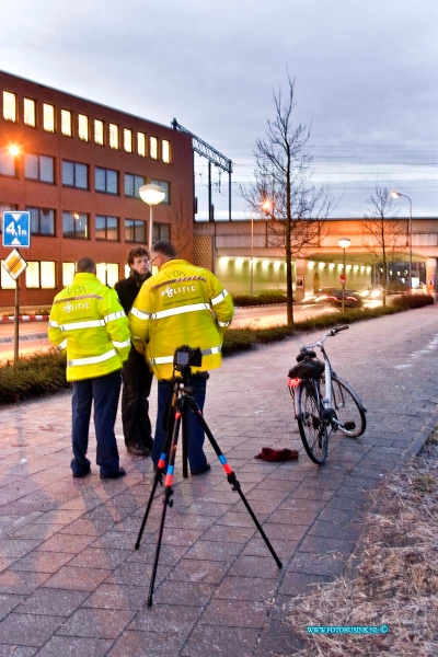 11010302.jpg - Fotoopdracht:Zwijndrecht:03-01-2011:Bij een ongeval op het fietspad van de Koninginnenweg te Zwijndrecht is een man gevallen met zijn fiets en overleden, mogelijk speelde de gladheid hierbij een rol, de politie onderzoekt het ongeval naar de toedracht.Deze digitale foto blijft eigendom van FOTOPERSBURO BUSINK. Wij hanteren de voorwaarden van het N.V.F. en N.V.J. Gebruik van deze foto impliceert dat u bekend bent  en akkoord gaat met deze voorwaarden bij publicatie.EB/ETIENNE BUSINK