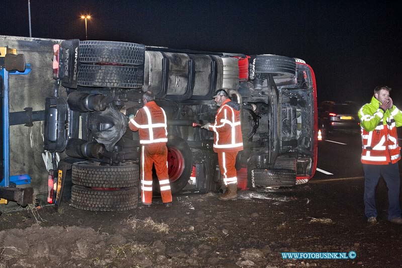 11010404.jpg - FOTOOPDRACHT:Dordrecht:04-01-2011:Een gekantelde vrachtwagen is door de middenberm van de RW A16 geschoven. Het ongeval gebeurde vanmorgen vroeg rond 5.30 uur op de rijbaan richting Breda net voor de Moerdijkbrug. De bestuurder van de vrachtwagen raakt bij het ongeval gewond en werd naar een ziekenhuis afgevoerd door de ambulance. Op de rijksweg RW A16 ontstond in beide richtingen gelijk lange files. de politie stelt een onderzoek in naar de toedracht van het ongeval. Later deze ochtend zal de vrachtwagen door een telescoop hijskraan weer op zijn wielen worden getakeld.Deze digitale foto blijft eigendom van FOTOPERSBURO BUSINK. Wij hanteren de voorwaarden van het N.V.F. en N.V.J. Gebruik van deze foto impliceert dat u bekend bent  en akkoord gaat met deze voorwaarden bij publicatie.EB/ETIENNE BUSINK