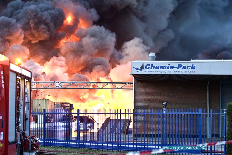 11010501.jpg - FOTOOPDRACHT:Moerdijk:05-01-2011:Op een industrieterrein in het Brabantse Moerdijk woedt sinds half drie vanmiddag een zeer grote brand, met steekvlammen van veertig meter hoog. Daarbij zijn giftige, bijtende stoffen vrijgekomen. In het westen van Brabant en het zuiden van Zuid-Holland is groot alarm geslagen. Mensen in de omgeving van het bedrijf wordt opgeroepen ramen en deuren gesloten te houden. Voor de regio Zuid-Holland-Zuid geldt de hoogste alarmfase. Het gaat om het bedrijf Chemie-Pack aan de Vlasweg op een industrieterrein. Het bedrijf bewerkt en verpakt chemische producten. Volgens de politie zijn vooralsnog geen gewonden gevallen bij de brand en er zijn geen woningen in de directe nabijheid van de brand. De brandweer verricht metingen om het gevaar van de rook vast te stellen.Deze digitale foto blijft eigendom van FOTOPERSBURO BUSINK. Wij hanteren de voorwaarden van het N.V.F. en N.V.J. Gebruik van deze foto impliceert dat u bekend bent  en akkoord gaat met deze voorwaarden bij publicatie.EB/ETIENNE BUSINK