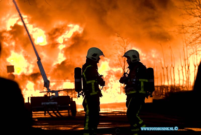 11010502.jpg - FOTOOPDRACHT:Moerdijk:05-01-2011:Op een industrieterrein in het Brabantse Moerdijk woedt sinds half drie vanmiddag een zeer grote brand, met steekvlammen van veertig meter hoog. Daarbij zijn giftige, bijtende stoffen vrijgekomen. In het westen van Brabant en het zuiden van Zuid-Holland is groot alarm geslagen. Mensen in de omgeving van het bedrijf wordt opgeroepen ramen en deuren gesloten te houden. Voor de regio Zuid-Holland-Zuid geldt de hoogste alarmfase. Het gaat om het bedrijf Chemie-Pack aan de Vlasweg op een industrieterrein. Het bedrijf bewerkt en verpakt chemische producten. Volgens de politie zijn vooralsnog geen gewonden gevallen bij de brand en er zijn geen woningen in de directe nabijheid van de brand. De brandweer verricht metingen om het gevaar van de rook vast te stellen.Deze digitale foto blijft eigendom van FOTOPERSBURO BUSINK. Wij hanteren de voorwaarden van het N.V.F. en N.V.J. Gebruik van deze foto impliceert dat u bekend bent  en akkoord gaat met deze voorwaarden bij publicatie.EB/ETIENNE BUSINK