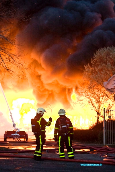 11010503.jpg - FOTOOPDRACHT:Moerdijk:05-01-2011:Op een industrieterrein in het Brabantse Moerdijk woedt sinds half drie vanmiddag een zeer grote brand, met steekvlammen van veertig meter hoog. Daarbij zijn giftige, bijtende stoffen vrijgekomen. In het westen van Brabant en het zuiden van Zuid-Holland is groot alarm geslagen. Mensen in de omgeving van het bedrijf wordt opgeroepen ramen en deuren gesloten te houden. Voor de regio Zuid-Holland-Zuid geldt de hoogste alarmfase. Het gaat om het bedrijf Chemie-Pack aan de Vlasweg op een industrieterrein. Het bedrijf bewerkt en verpakt chemische producten. Volgens de politie zijn vooralsnog geen gewonden gevallen bij de brand en er zijn geen woningen in de directe nabijheid van de brand. De brandweer verricht metingen om het gevaar van de rook vast te stellen.Deze digitale foto blijft eigendom van FOTOPERSBURO BUSINK. Wij hanteren de voorwaarden van het N.V.F. en N.V.J. Gebruik van deze foto impliceert dat u bekend bent  en akkoord gaat met deze voorwaarden bij publicatie.EB/ETIENNE BUSINK