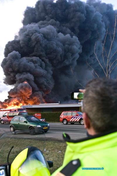 11010504.jpg - FOTOOPDRACHT:Moerdijk:05-01-2011:Op een industrieterrein in het Brabantse Moerdijk woedt sinds half drie vanmiddag een zeer grote brand, met steekvlammen van veertig meter hoog. Daarbij zijn giftige, bijtende stoffen vrijgekomen. In het westen van Brabant en het zuiden van Zuid-Holland is groot alarm geslagen. Mensen in de omgeving van het bedrijf wordt opgeroepen ramen en deuren gesloten te houden. Voor de regio Zuid-Holland-Zuid geldt de hoogste alarmfase. Het gaat om het bedrijf Chemie-Pack aan de Vlasweg op een industrieterrein. Het bedrijf bewerkt en verpakt chemische producten. Volgens de politie zijn vooralsnog geen gewonden gevallen bij de brand en er zijn geen woningen in de directe nabijheid van de brand. De brandweer verricht metingen om het gevaar van de rook vast te stellen.Deze digitale foto blijft eigendom van FOTOPERSBURO BUSINK. Wij hanteren de voorwaarden van het N.V.F. en N.V.J. Gebruik van deze foto impliceert dat u bekend bent  en akkoord gaat met deze voorwaarden bij publicatie.EB/ETIENNE BUSINK