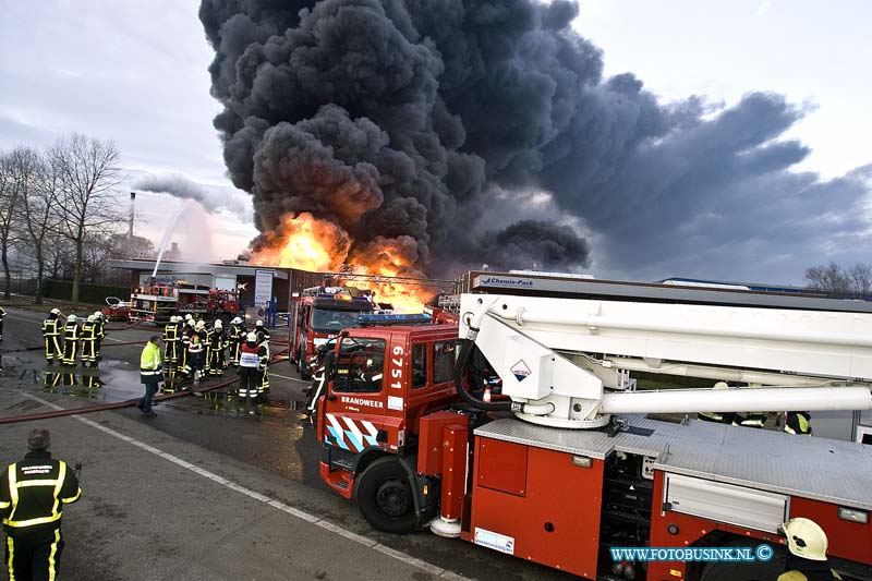 11010505.jpg - FOTOOPDRACHT:Moerdijk:05-01-2011:Op een industrieterrein in het Brabantse Moerdijk woedt sinds half drie vanmiddag een zeer grote brand, met steekvlammen van veertig meter hoog. Daarbij zijn giftige, bijtende stoffen vrijgekomen. In het westen van Brabant en het zuiden van Zuid-Holland is groot alarm geslagen. Mensen in de omgeving van het bedrijf wordt opgeroepen ramen en deuren gesloten te houden. Voor de regio Zuid-Holland-Zuid geldt de hoogste alarmfase. Het gaat om het bedrijf Chemie-Pack aan de Vlasweg op een industrieterrein. Het bedrijf bewerkt en verpakt chemische producten. Volgens de politie zijn vooralsnog geen gewonden gevallen bij de brand en er zijn geen woningen in de directe nabijheid van de brand. De brandweer verricht metingen om het gevaar van de rook vast te stellen.Deze digitale foto blijft eigendom van FOTOPERSBURO BUSINK. Wij hanteren de voorwaarden van het N.V.F. en N.V.J. Gebruik van deze foto impliceert dat u bekend bent  en akkoord gaat met deze voorwaarden bij publicatie.EB/ETIENNE BUSINK